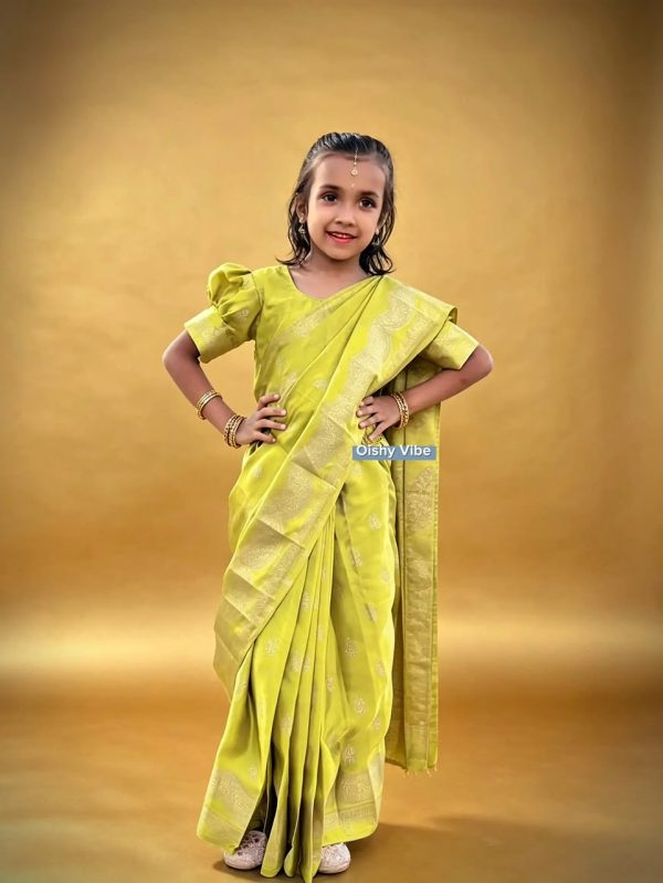 ছোট্ট সোনামণির মিষ্টি হাসিতে নতুন সাজ